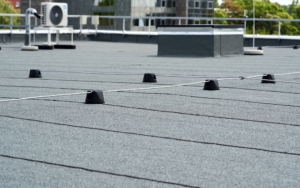 Waterproof commercial roof with bitumen membrane protective covering